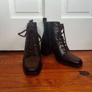 Heeled leather ankle booties